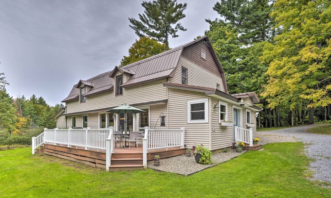 Glenfield House | Peaceful Home w/11 Acres, Creek & Fire Pit!