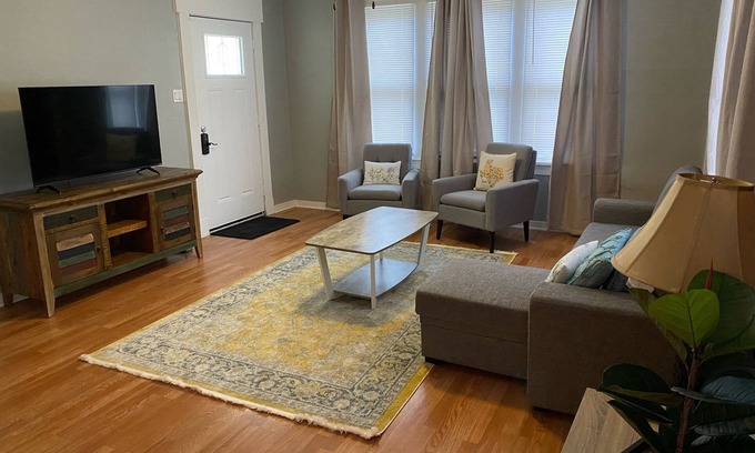 Highland Park House | Peaceful home with an amazing yard near downtown San Antonio. Pet Friendly!