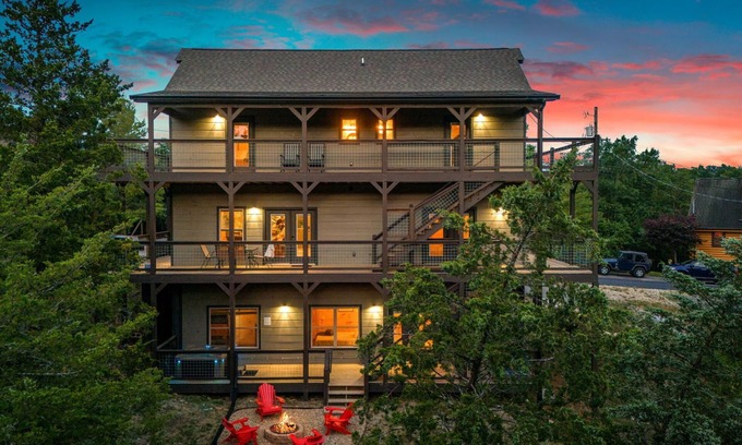 Sevierville Cabin | Peaceful/Indoor-Pool/Wrap-Around-Decks/6BR/Sleeps20