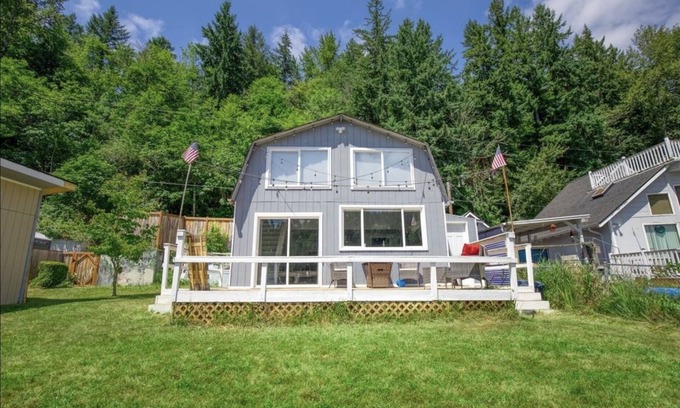 Eatonville House | Peaceful Lakehouse on Ohop