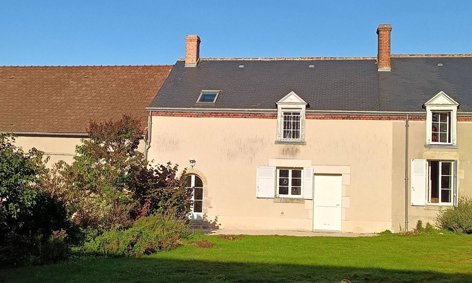 Vennecy Cottage | Peaceful lodging near Orleans, pets allowed, terrace and garden