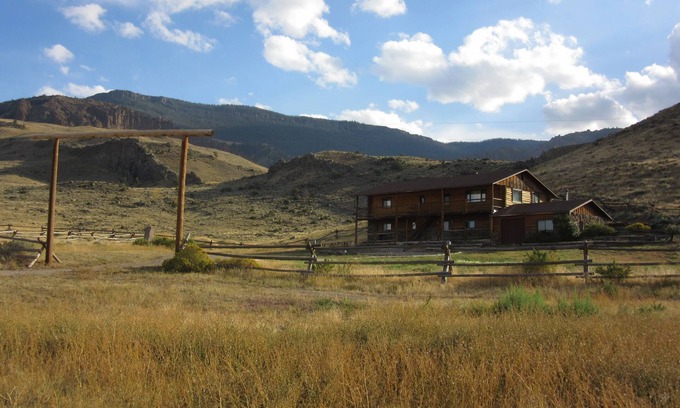 Wapiti House | Peaceful Log Home near Yellowstone