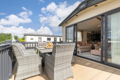 South Cerney Cabin | Peaceful Millers Lodge at The Cotswold Water Park