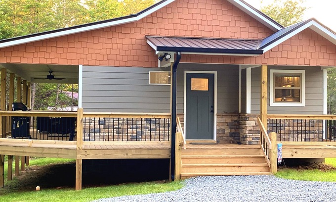 Murphy Cabin | Peaceful Modern Easy Access Murphy Cabin w/FiberOptic