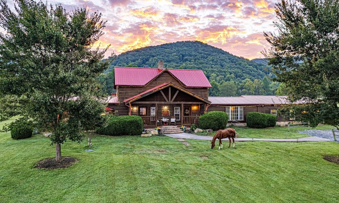 Gatlinburg - Pigeon Forge Cabin | Peaceful Mountain Retreat Huge Yard Hot Tub Views