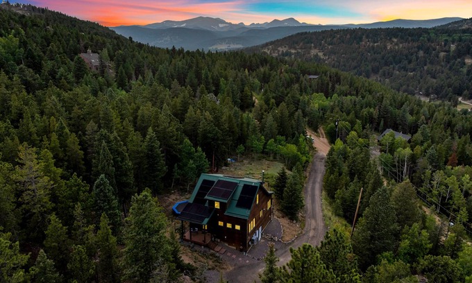 Nederland Cabin | Peaceful Mtn Retreat~fire pit~Ev charger~cornhole~foosball~wood stove free wood