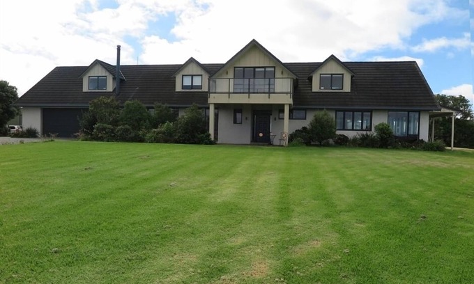 Tawharanui Cottage | Peaceful, beautiful setting for this spacious, convenient and modern Lodge