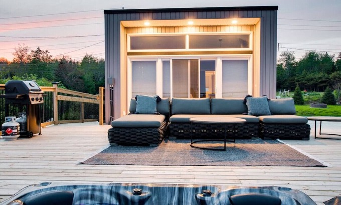 Hunts Point Cottage | Peaceful Oceanfront Cabine Hot Tub, Sauna-All Weather Domes-Private