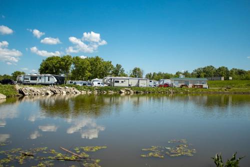 Archie Villa | Peaceful Pondside Stay