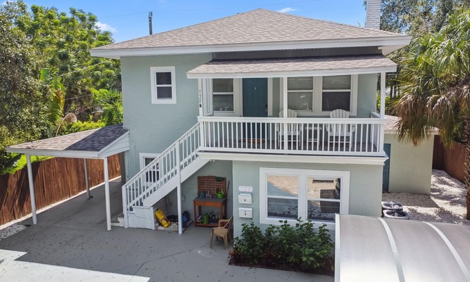 Old Southeast Apartment | Peaceful retreat only a mile from DT St Pete and 2 blocks to Tampa Bay!