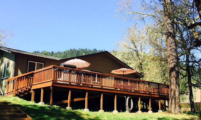 Grants Pass House | Peaceful Rogue Riverfront Home on 3 Acres!