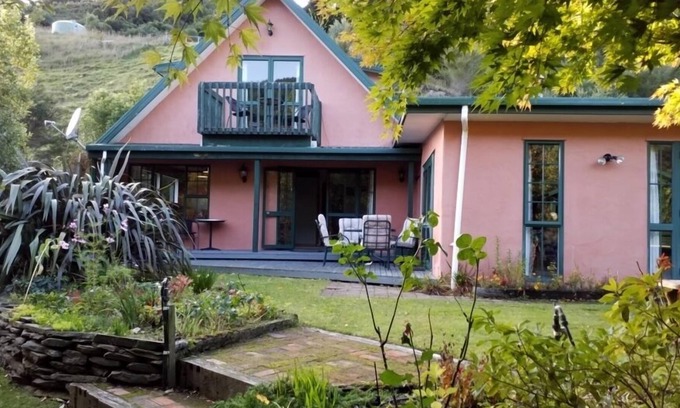 Hira House | Peaceful, rural property on 2 hectares