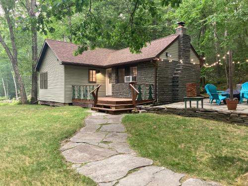 Tafton Villa | Peaceful Seasonal Wooded Cottage close to everything