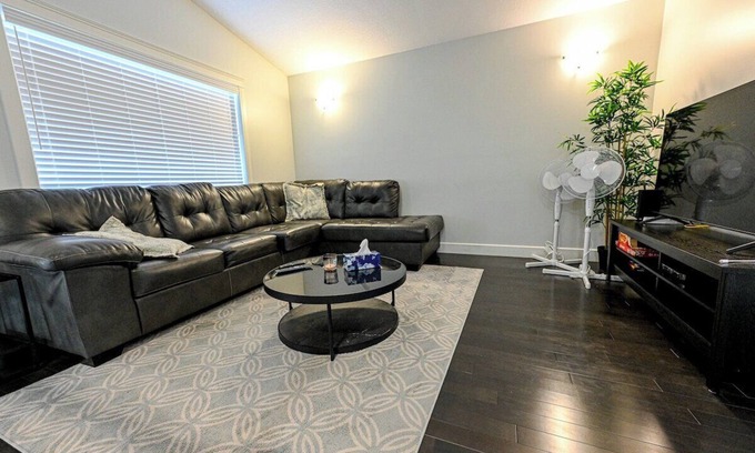Grande Prairie House | Peaceful Stay | Fast WIFI & Smart TV | Garage