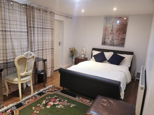 Nottingham Apartment | Peaceful Studio En-suite pvt entrance Garden free parking