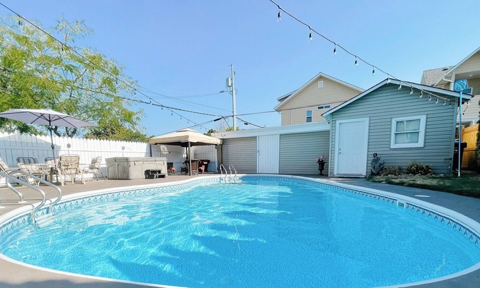 Okanagan-Similkameen House | Peach City Retreat w/Pool and Hot Tub