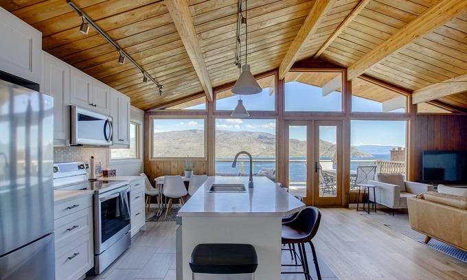 Central Okanagan House | Peachy Getaway with outstanding lake views