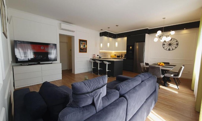 Split Apartment | Peacock Apartment