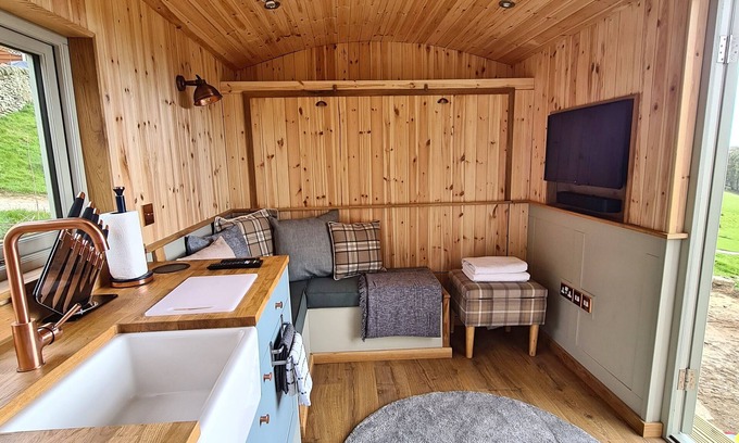 Hope Valley Cabin | Peak District Shepherds Hut with incredible views
