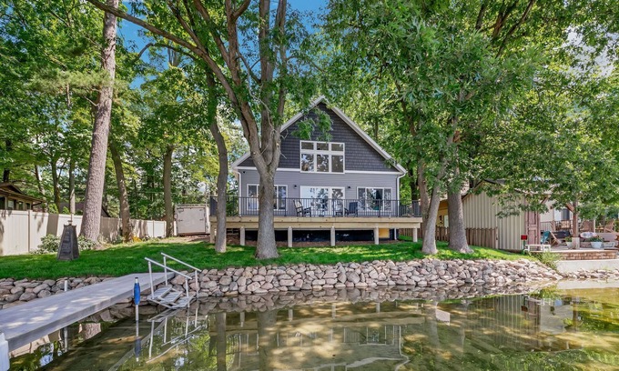 Greenville House | Pearl Beach: Fall Foliage & Cozy Evenings – A Lakeside Retreat Awaits!