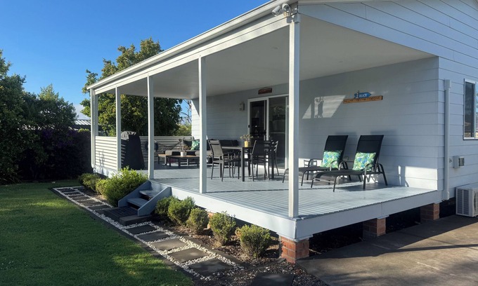 Culburra Beach Cottage | Pearly Shells Beach Cottage- 200m walk to Beach & 500m to shops - pet friendly