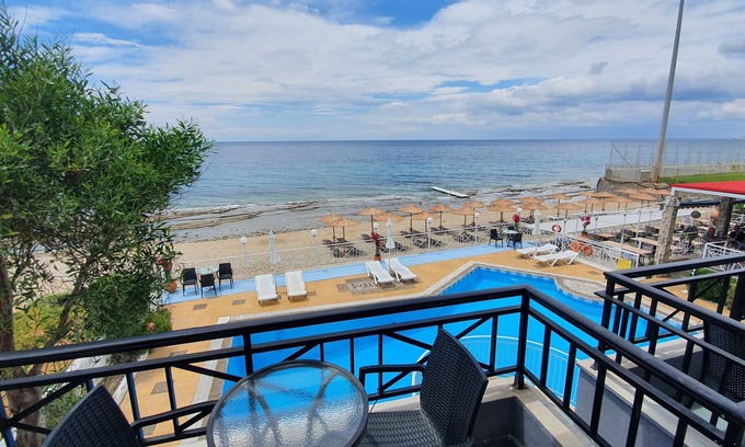 Plomari Hotel | Pebble Beach Hotel