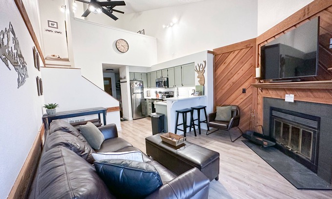 Brian Head Condo | Peep Fall leaves asap! King Bed! Pool! Hike + Bike! Close to Zion + Bryce NPs.