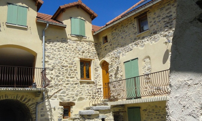 Pelleautier House | Pelleautier Hautes Alpes quiet gîte near Tallard airfield and Ceüse cliff