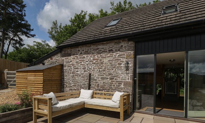 Crickhowell Cottage | PEN-CROESLAN BACH, pet friendly, with a garden in Crickhowell