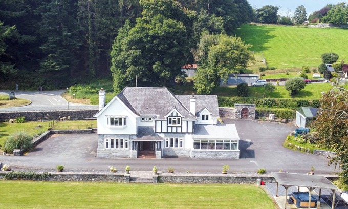 Llanrwst Cottage | PENGWERN, pet friendly, with hot tub in Llanrwst