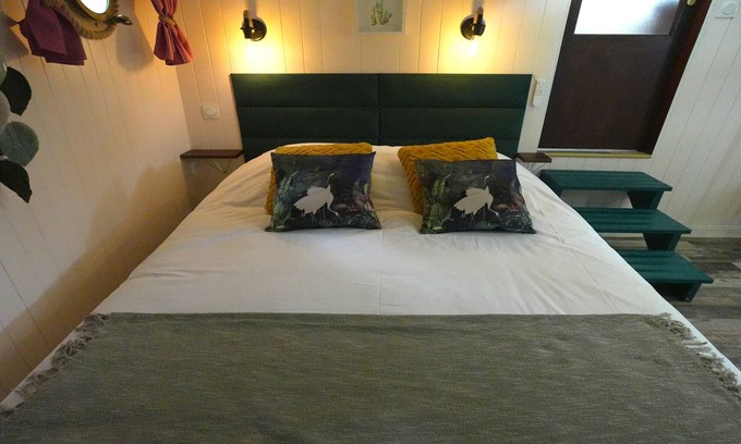 Avignon Boat Rental | Peniche Spa Le Makara Cottage 2 Bedrooms