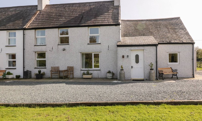 Newborough Cottage | PENLLYN, pet friendly, with open fire in Newborough