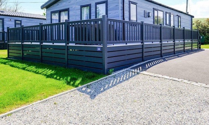 Fowey Cabin | PENMARLAM LODGE RETREAT 24, family friendly in Bodinnick