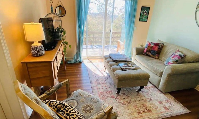 Holiday Island Apartment | Penny's Place, Near Marina, Kitchen, FAST WiFi