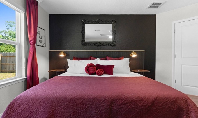 Pensacola Apartment | Pensacola Hideaway: Quirky Apartment Near NAS