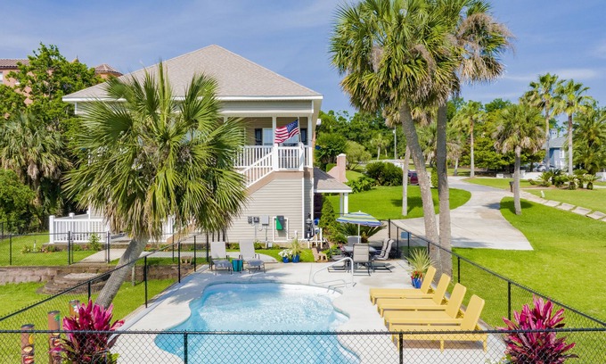 Southeast Pensacola House | Pensacola Waterfront/Pier Boat Dock Private Heated Pool, 5 Minutes to Downtown