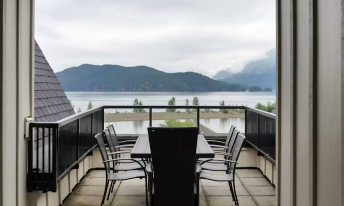 Hope Apartment | Penthouse Lake Home 3BR Amazing View