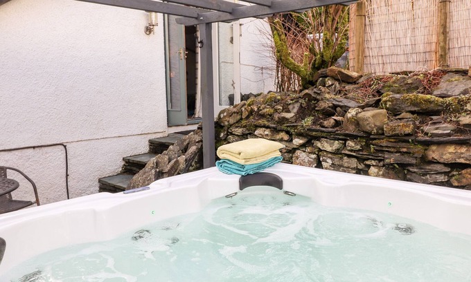 Lakeside Cottage | Peony Cottage