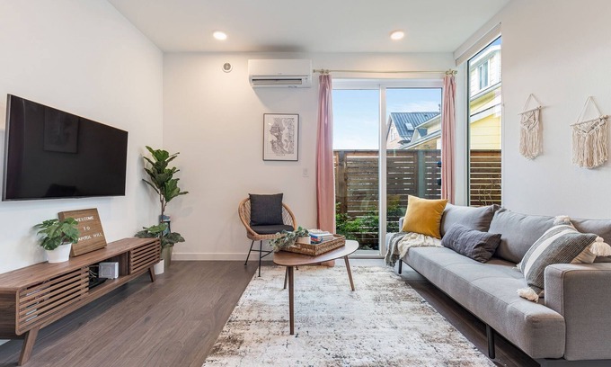 Minor House | Perch - Centro Guesthouse E: Cozy Townhome w/Parking, Deck & Pet Friendly