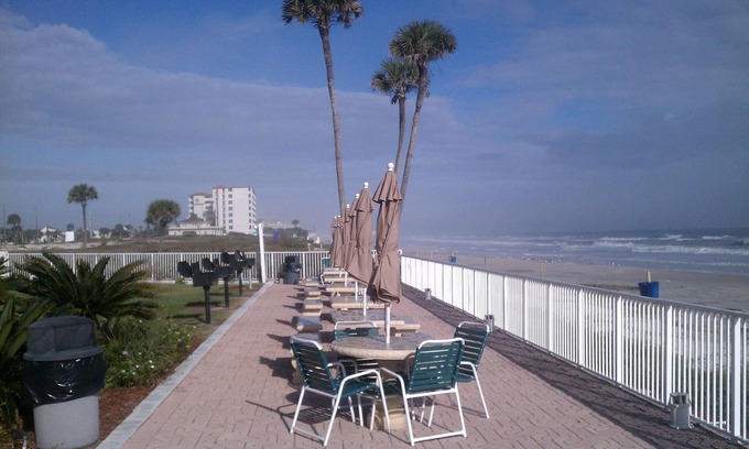 Lenox Park Condo | PERFECT 1BR, 2 BATH CONDO ON THE BEACH - STEPS AWAY FROM THE ATLANTIC OCEAN!