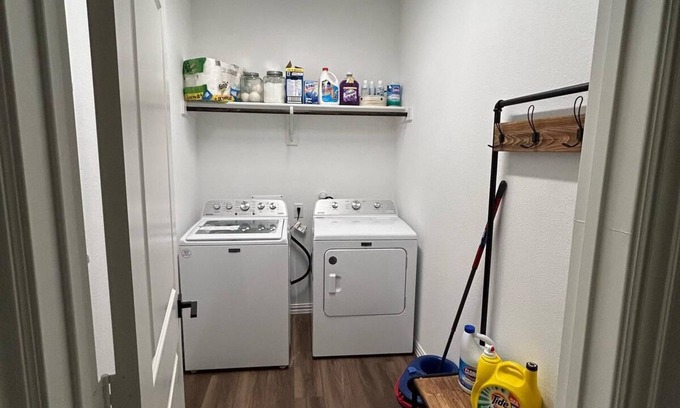 Melissa House | Perfect 4-bedroom building with AC in Melissa