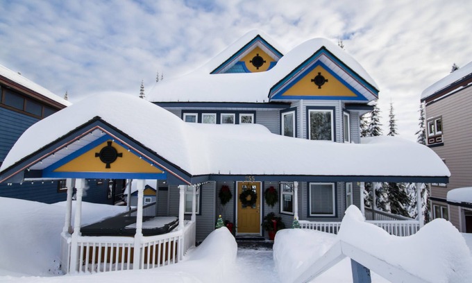 Silver Star Mountain Apartment | Perfect Alpine Escape -Prime Ski In/Out Location
