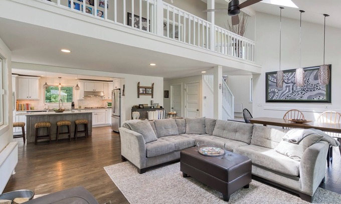 Monterey House | Perfect Family Ski Season Escape – Renovated Cozy Home w/Hot Tub Near Slopes!