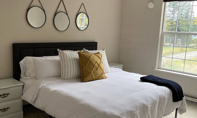 Homer House | Perfect Family VRBO! 3 Bedroom, Sleeps 8 CLOSE TO TOWN!
