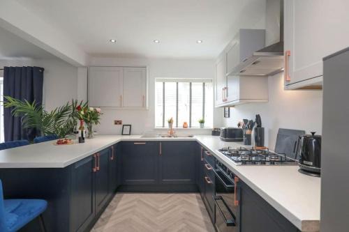 Brierley Hill House | Perfect for Contractors with on site parking
