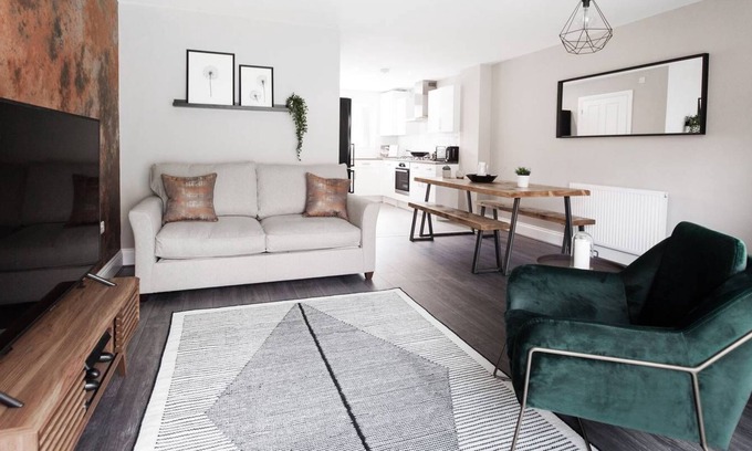 Smethwick House | PERFECT FOR CONTRACTORS! - NEXT TO BIRMINGHAM CITY CENTRE - EXQUISITELY BUILT 3-