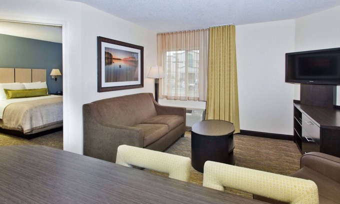 Horsham House | Perfect for Groups! 3 Pet-friendly Units, Kitchen, Free Parking