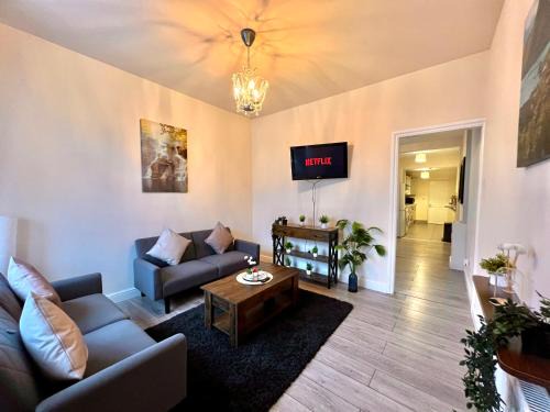 Coventry Apartment | Perfect for Work Trips & Families, Spacious 2BR, WiFi, Free Parking, Sleeps 5