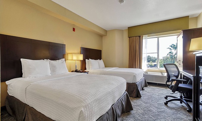 Florida Central Atlantic Coast Hotel | Perfect for Your Next Getaway! Close to Best Restaurants! Free Parking, Pool