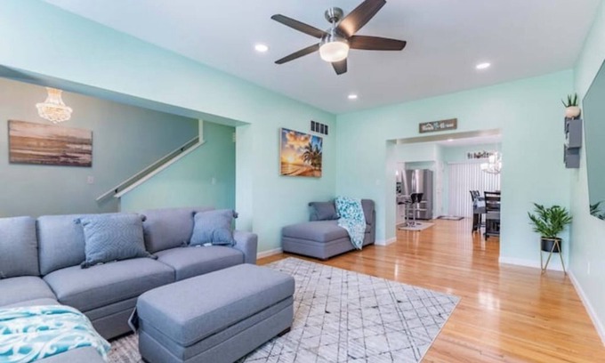 Central West End House | Perfect Getaway @ CWE- Entire Home + Free Parking Near Fox, Universities & More!